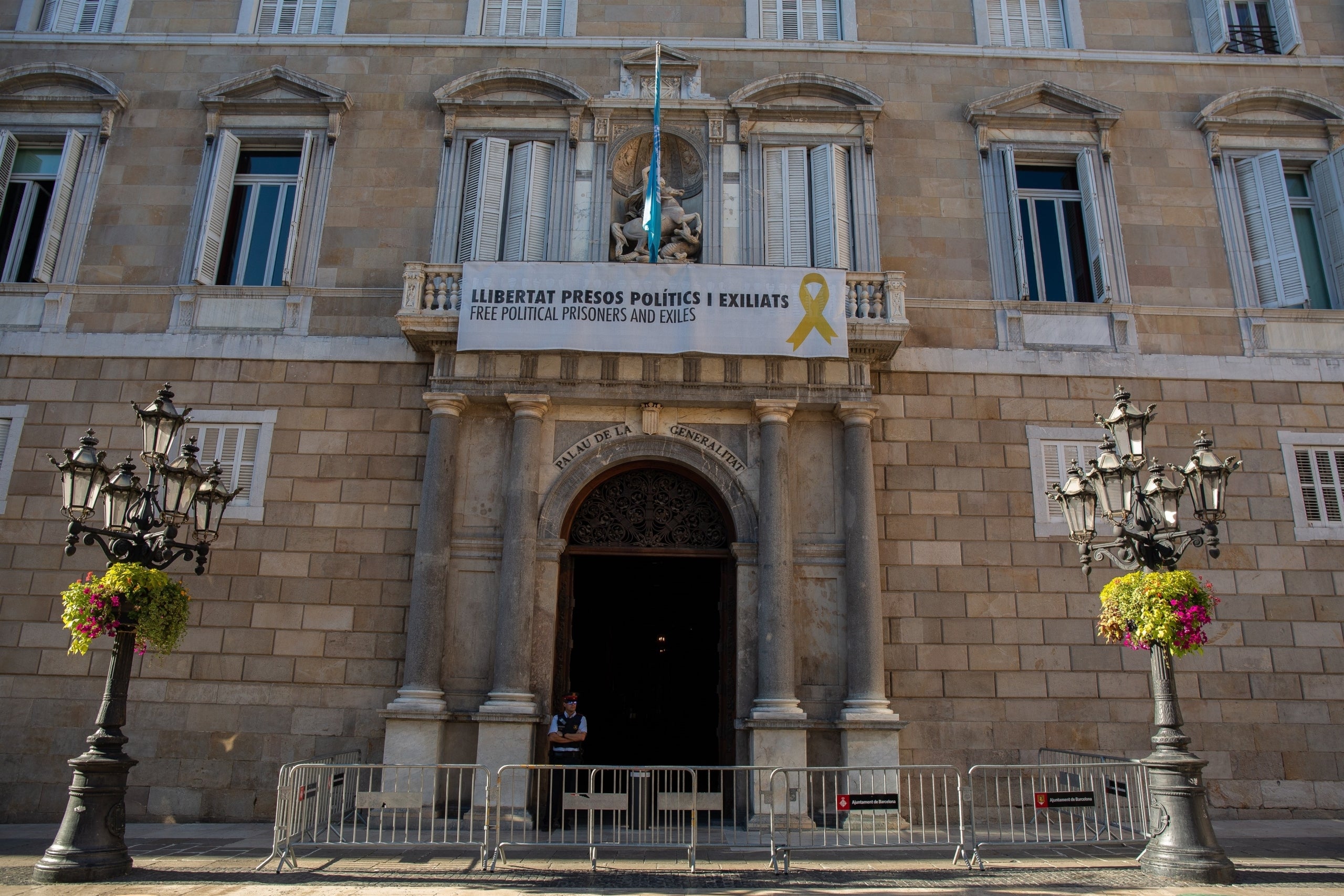 La JEC sosté que Torra 'va permetre l'exhibició de banderes estelades i llaços grocs en nombroses façanes i edificis públics dependents de la Generalitat de Catalunya, i amb això va afavorir clarament una part de les formacions polítiques que competeixen a les eleccions en detriment d'altres'. / DAVID ZORRAKINO, EUROPA PRESS