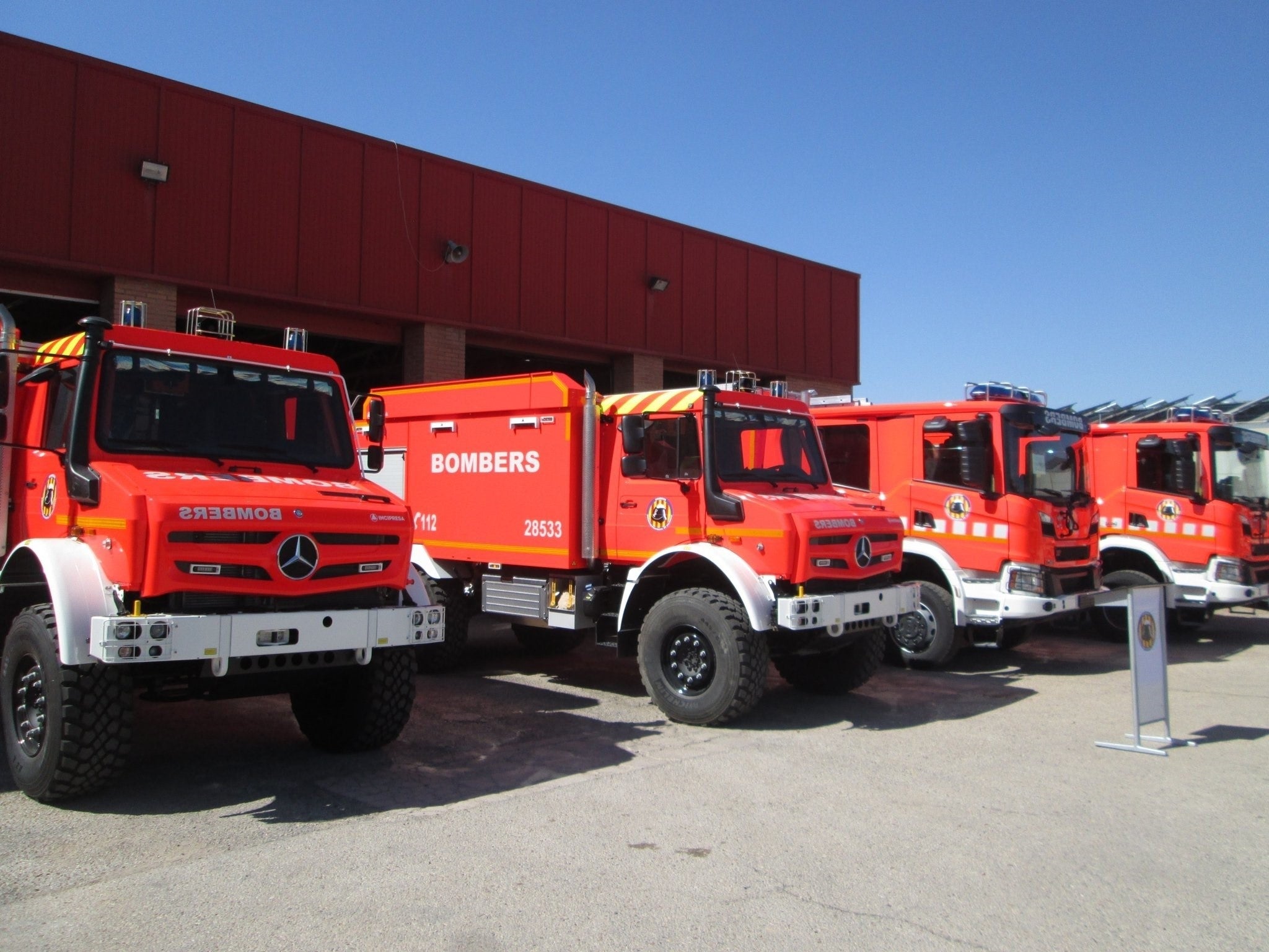 Les flames van afectar tres vehicles del taller i les plaques del sostre de policarbonat i fibra. / CONSORCI DE BOMBERS