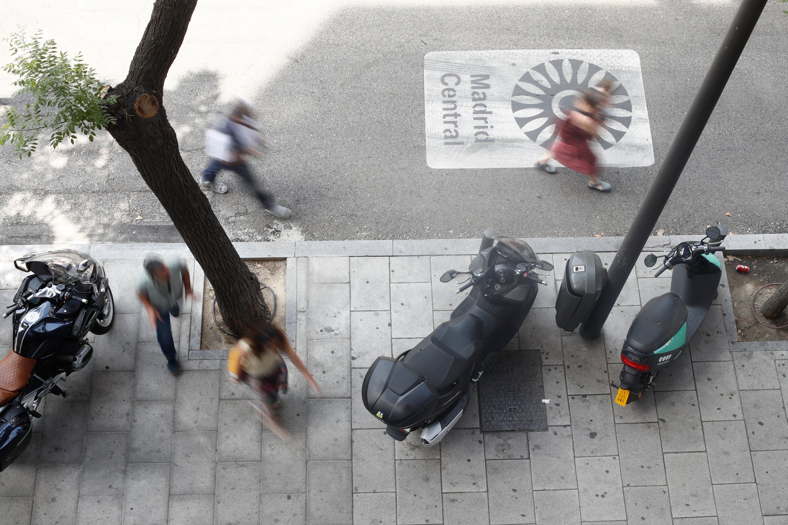 El fet d'admetre a tràmit el recurs suposa la paralització de la suspensió de les sancions per accedir al centre sense autorització i, per tant, deixa sense efecte l'acord de la Junta de Govern madrilenya del passat 27 de juny. / EDUARDO PARRA, EUROPA PRESS