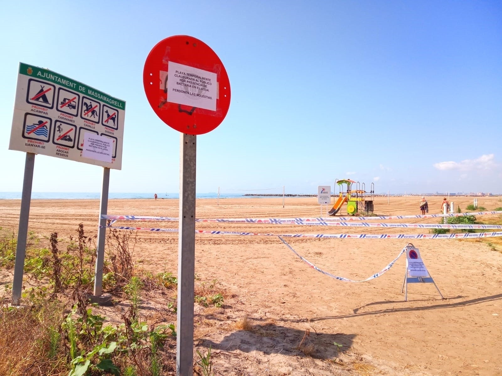 Es manté la prohibició del bany en les dues platges del Puig de Santa Maria i en la de Massamagrell. / EUROPA PRESS 