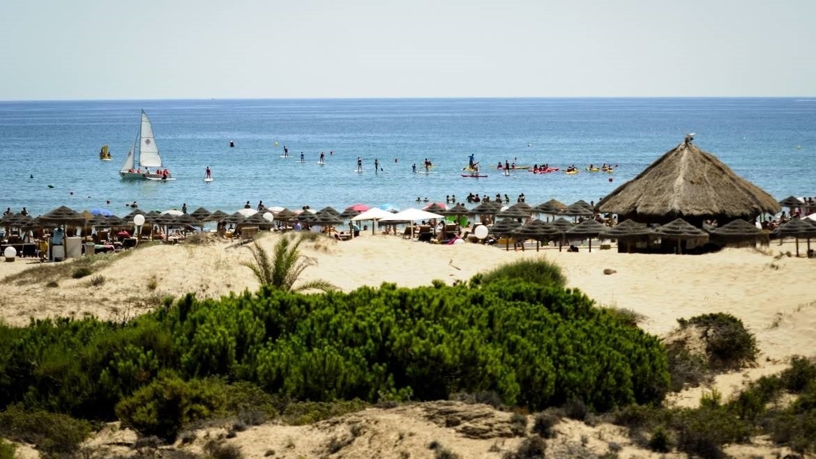 Una burilla tarda una dècada a degradar-se en el mar i pot contaminar fins a deu litres d'aigua i arena. / AJUNTAMENT D'ELX