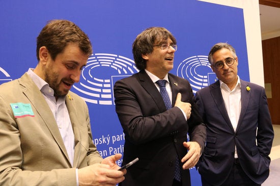 Puigdemont, junt amb Comín i Tremosa, en una visita al Parlament Europeu el passat 4 de juny. / BLANCA BLAY / ACN