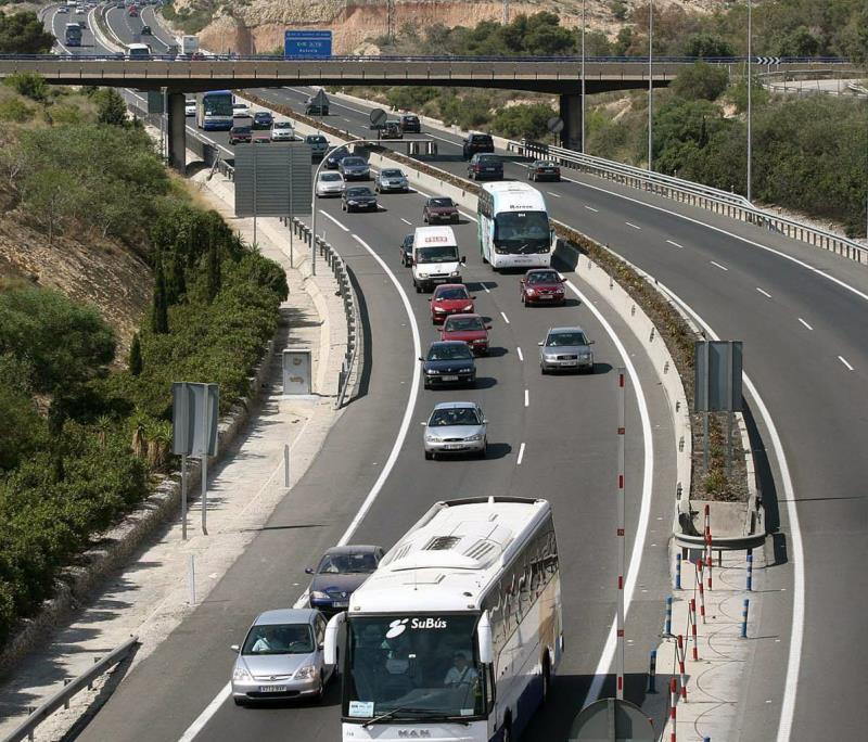 Una persona ha mort i quatre més han resultat ferides en un accident de trànsit ocorregut vora les 15.00 hores en l'autopista AP-7. Imatge d'arxiu. / EFE