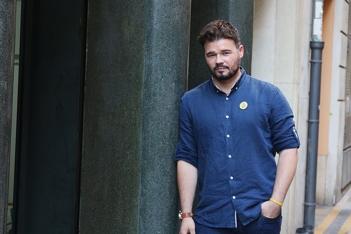 El portaveu d'Esquerra Republicana al Congrés, Gabriel Rufián, insta el PSOE i Podem a arribar a un acord de govern si pot ser 'demà millor que no demà passat'. / IRIS LAFITA