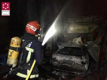 Un incendi ha calcinat el 70% de les instal·lacions d'un taller d'automoció a Borriana i quatre vehicles que hi havia a l'interior. / DIPUTACIÓ DE CASTELLÓ