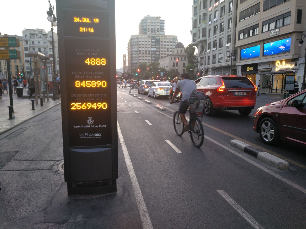 El nou  planell del carrer de Xàtiva inclou tres comptadors diferents i és el punt per on més bicicletes passen de 'tota la conca mediterrània'. / DLV