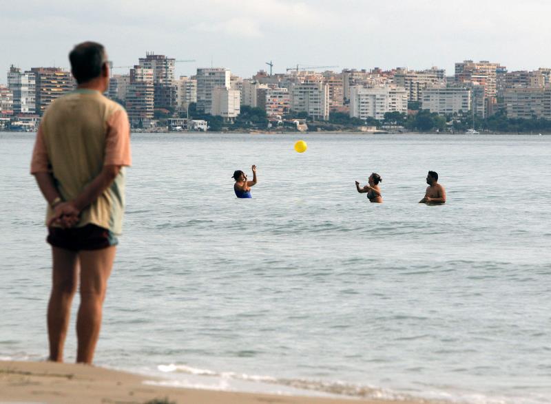  Efectius marítims i aeris participaven en la cerca d'una persona que s'ha precipitat aquesta matinada de dissabte en l'escullera de la platja del Postiguet. Imatge d'arxiu. / EFE