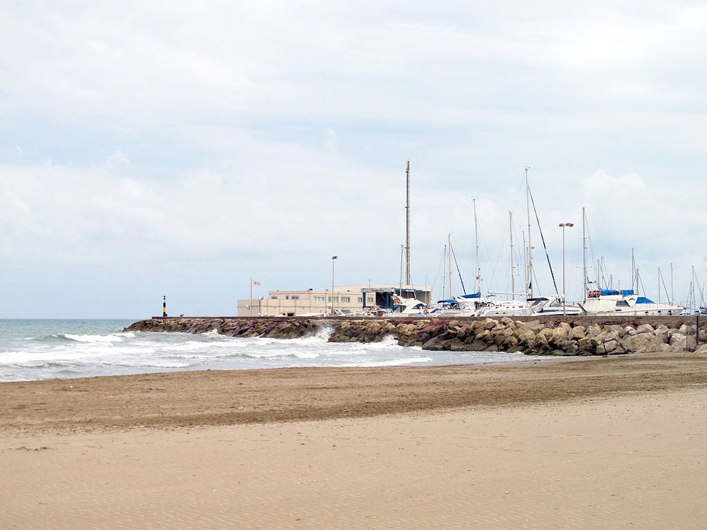 La platja de la Pobla de Farnals estava tancada des de dimecres perquè s'havien superat els nivells de bacteris permesos. / WIKIMEDIA COMMONS