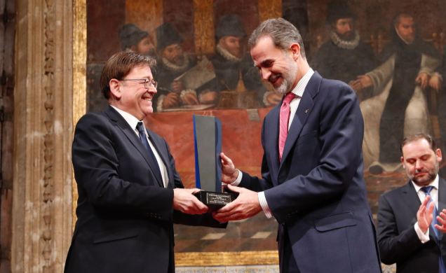 El president de la Generalitat, Ximo Puig, en una foto d'arxiu amb el rei Felip VI durant el lliurament del Premi Convivència de la Fundació Manuel Broseta. / CASA REIAL