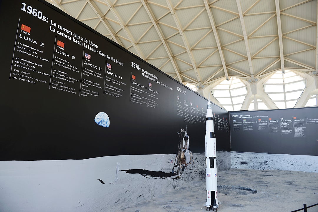 Al Jardí d'Astronomia, situat en l'Umbracle, hi ha dos mòduls interactius, 'Rellotge de Lluna' i 'Lluna', maqueta de la Lluna on es poden veure i tocar els accidents topogràfics del satèl·lit./Foto: GVA