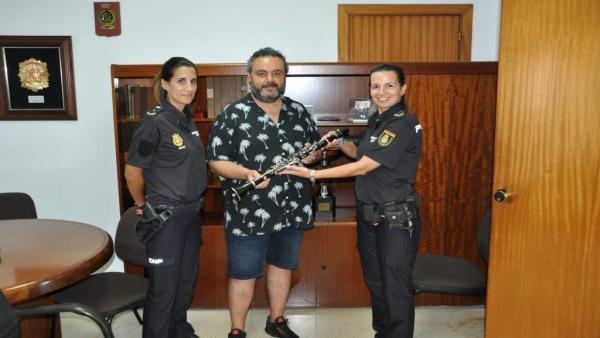 Els agents de la Policia Nacional de Dénia van recuperar el clarinet i li'l van lliurar al seu legítim propietari. / POLICIA NACIONAL