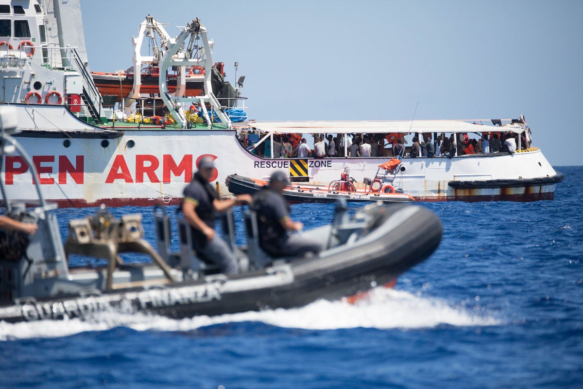 L'executiu estatal remarca que els ports espanyols 'no són ni els més propers ni els més segurs [...], però en aquests moments Espanya és l'únic país disposat a acollir l'Open Arms en el marc d'una solució europea'. / Friedrich Bungert/SeaWatch/dpa 