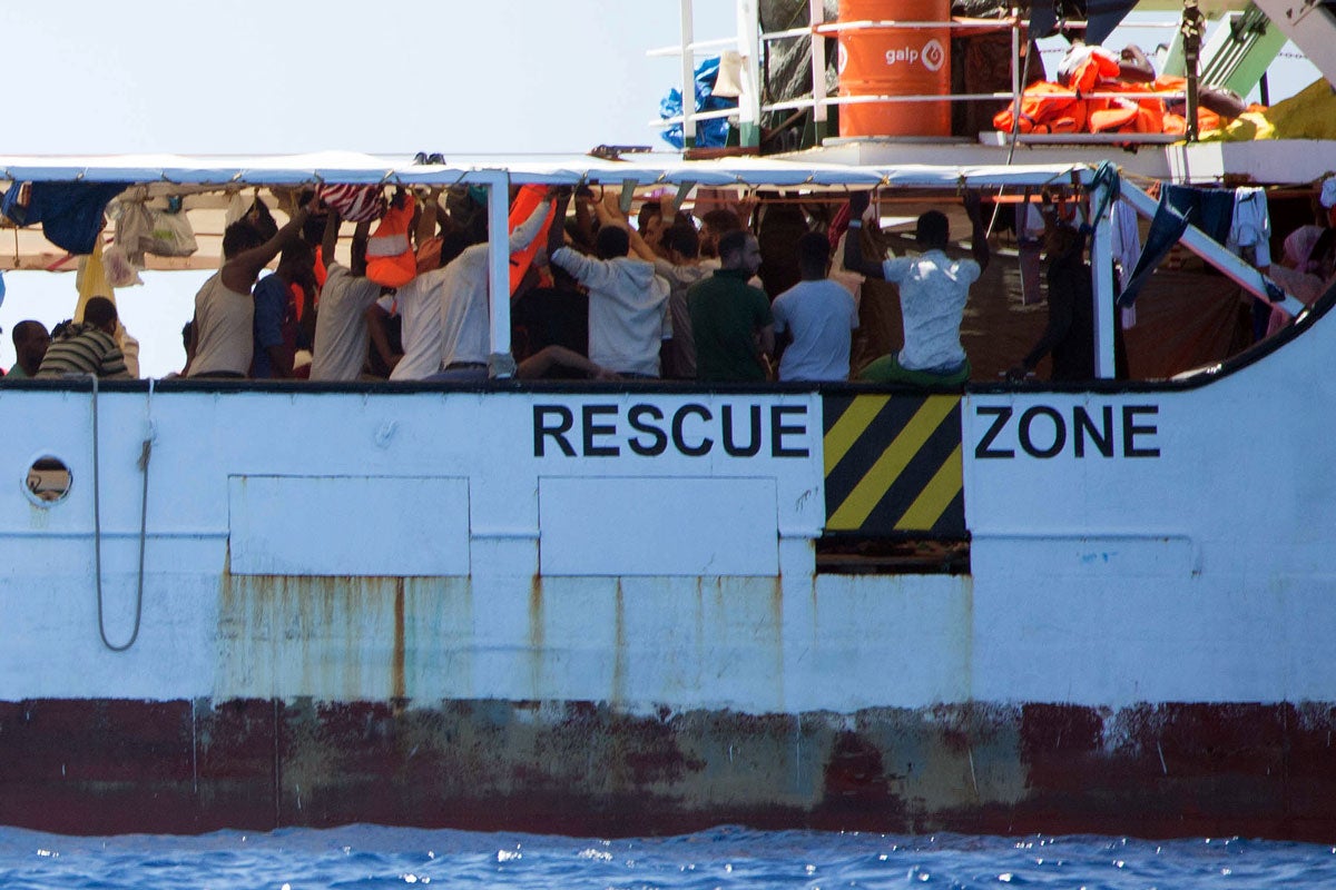 L'informe transmés pels psicòlegs de l'ONG Emergency qualificava la situació d''emergència humanitària' després de 16 dies amb desenes de rescatats a bord. / Friedrich Bungert/SeaWatch/dpa