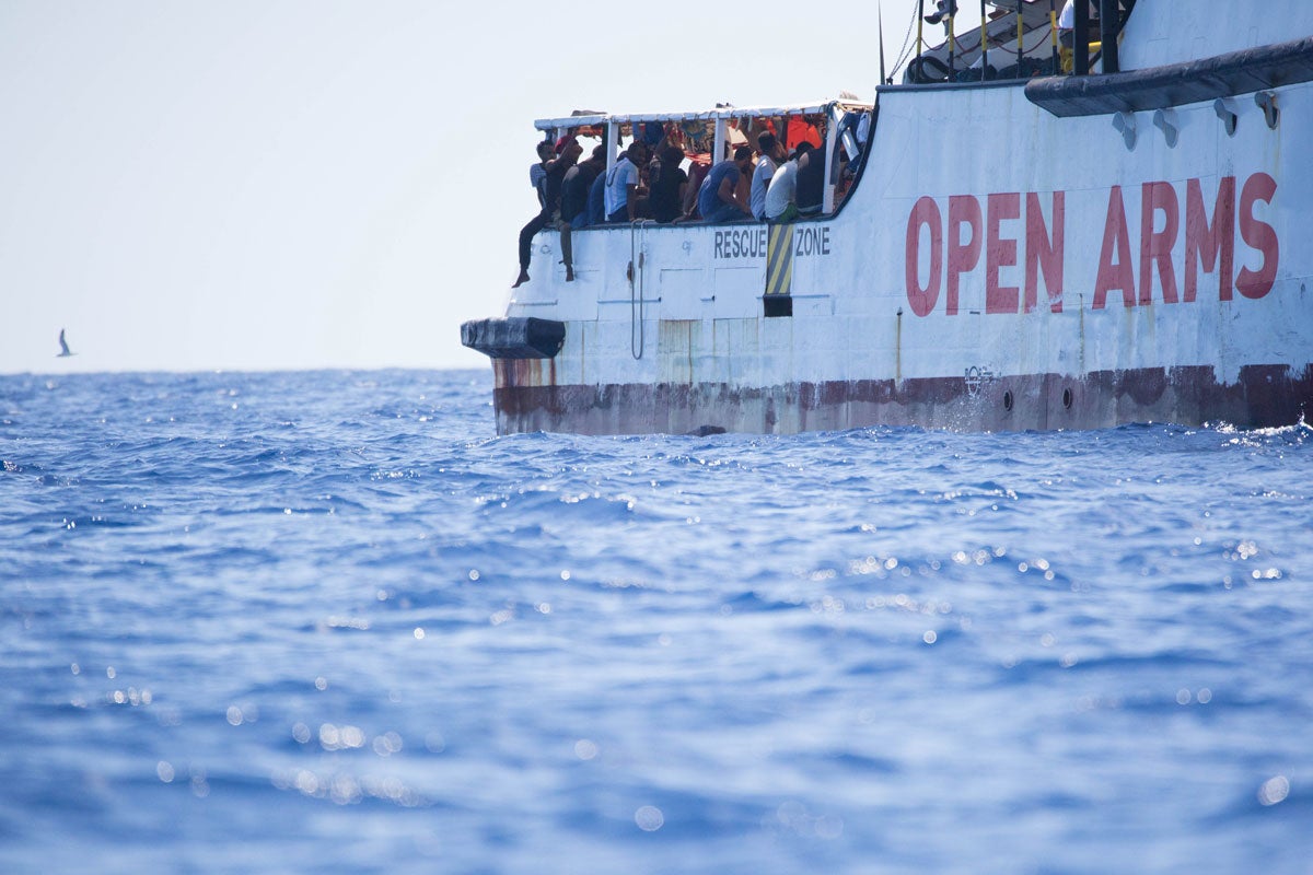 De moment, els 134 migrants continuen a bord de l'Open Arms, tot i que el Ministeri de Transports italià ha donat llum verda a l'entrada al port. / Friedrich Bungert/SeaWatch/dpa