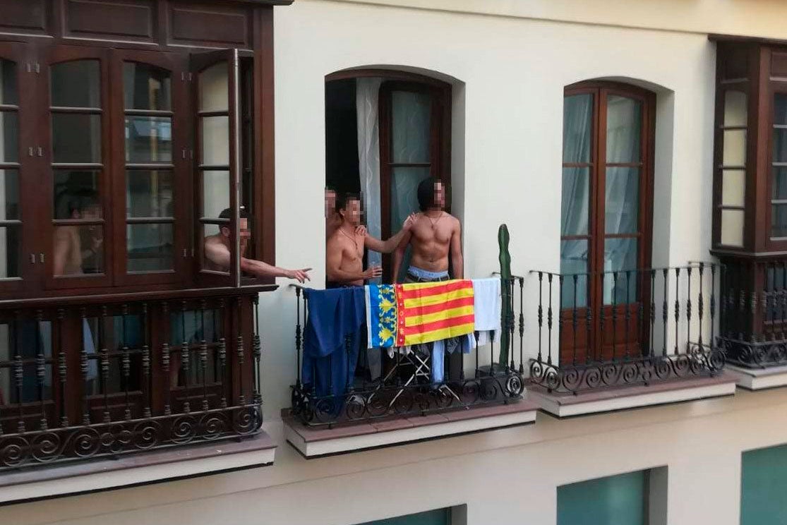 Durant la 'trifulca', que va acabar sense cap ferit, una dona va amenaçar de cridar la Policia. Això va motivar que els agressors marxaren i que els valencians, després de recollir la bandera, es tancaren a casa. / @VECINOSMALAGA