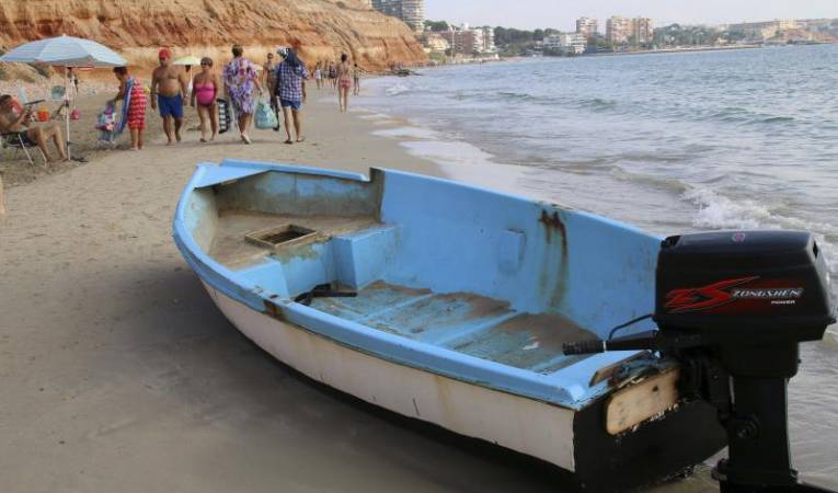 Imatge d'arxiu d'una pastera varada a una platja del Campello. / EFE