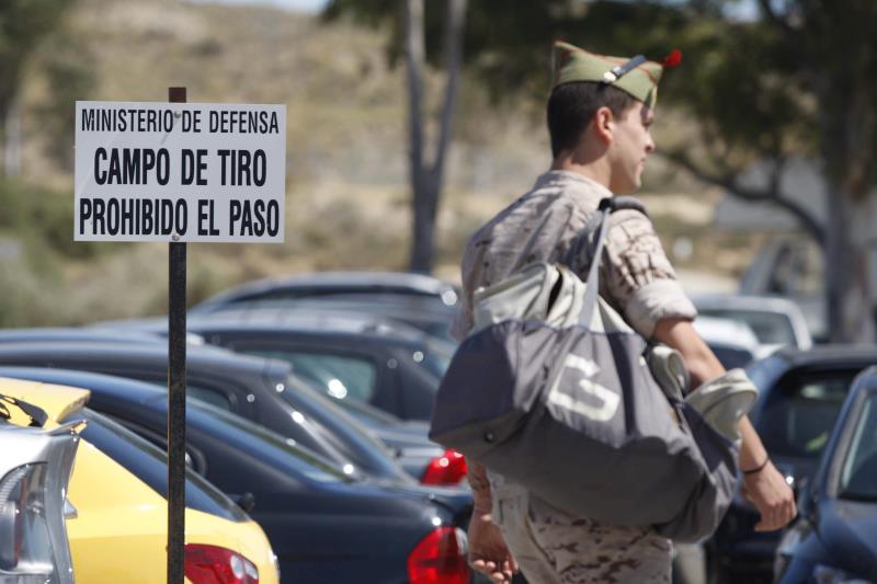 Imatge d'arxiu d'un militar eixint d'un camp de tir de l'Exèrcit espanyol. / EFE