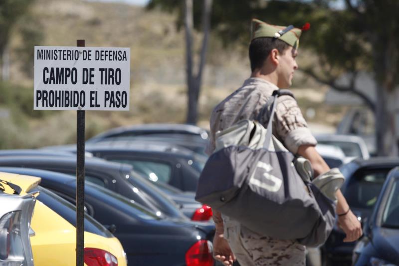 Imatge d'arxiu d'un militar eixint d'un camp de tir de l'Exèrcit espanyol. / EFE