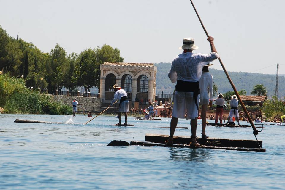 La 'maerà' d'Antella se celebra l'últim dissabte de juliol des de fa huit anys i reuneix una vintena de ganxers que recreen el descens dels troncs pel Xúquer, com es va fer durant segles en la localitat. / 'MAEROS' DEL XÚQUER