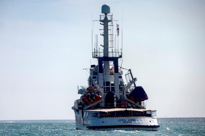 L'Open Arms ha adreçatles seues peticions per a desembarcar a Itàlia i a Malta per la proximitat del vaixell a eixos països. / EFE