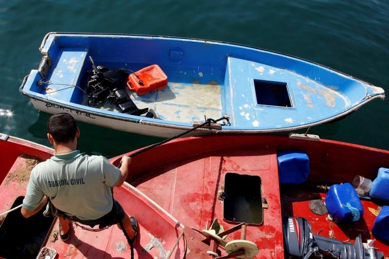 El Salvamar Mirfak s'ha dirigit al port de la capital alacantina amb els rescatats a bord. / EFE IMATGE D'ARXIU