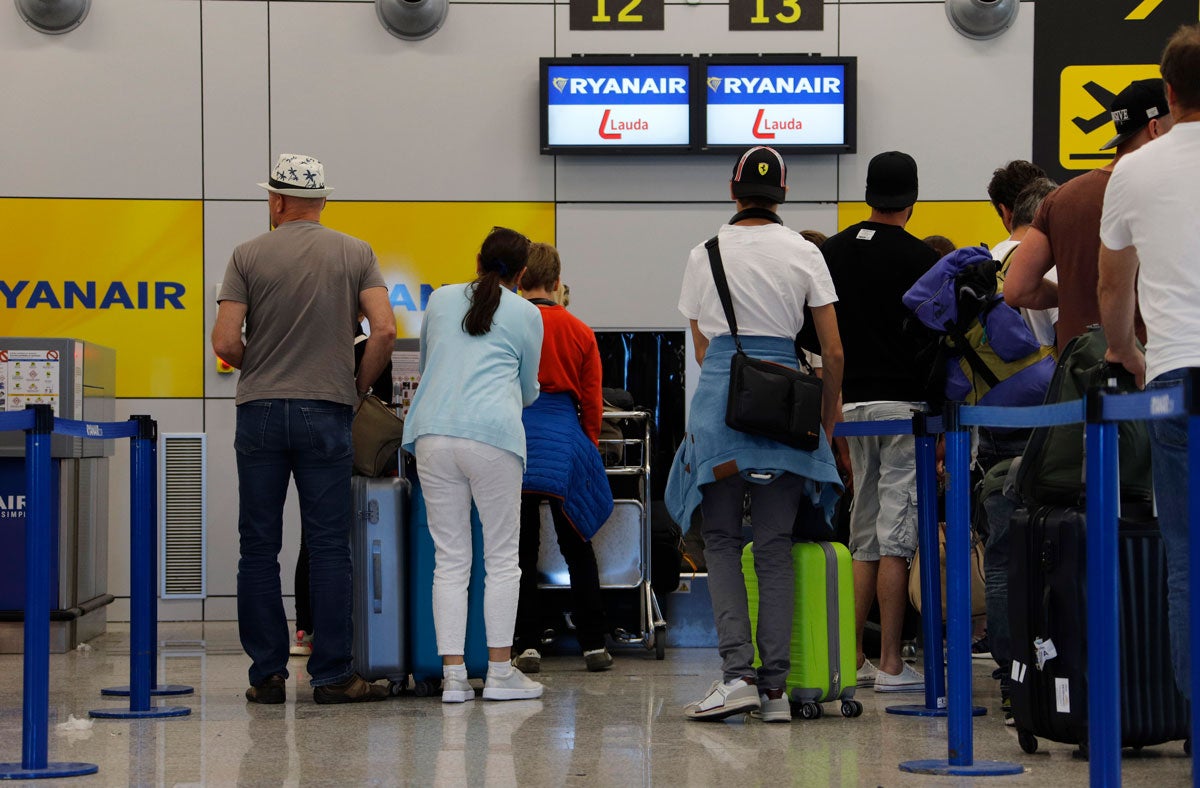 L'anunci de vaga el van fer els sindicats USO i SITCPLA a principis d'agost com a protesta per l'anunci de tancament de les bases de Tenerife i Las Palmas i l'amenaça que puga passar el mateix amb l'aeroport de Girona-Costa Brava. / CLARA MARGAIS, EUROPA PRESS