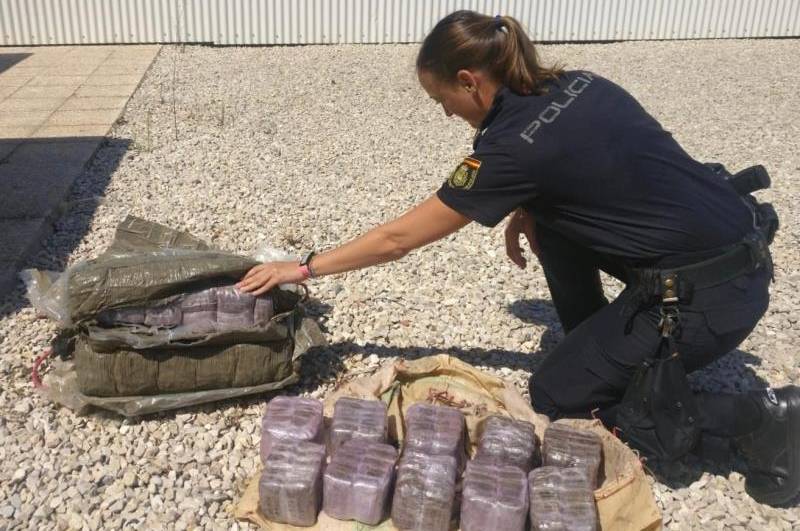 Durant l'última setmana s'han localitzat diversos fardells a les platges d'Alacant. / EFE