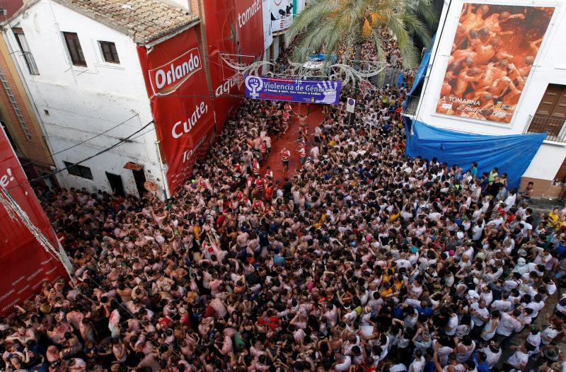 À Punt emetrà el curtmetratge 'El Punto Rojo', que compta amb una història de ficció en clau d'humor al naixement de La Tomatina. / EFE