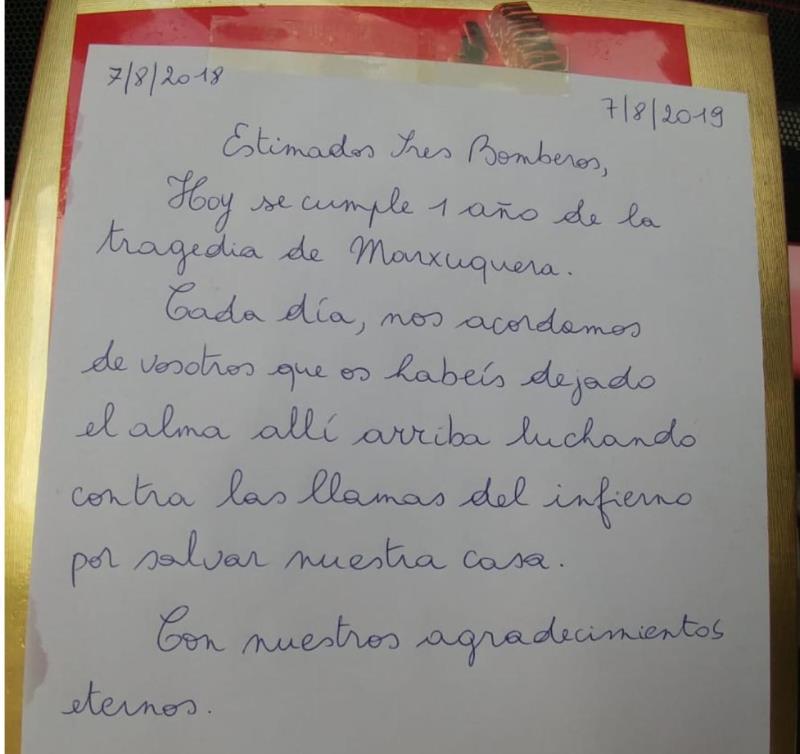 La dona ha escrit una carta a mà als bombers que van lluitar contra el foc. / EFE