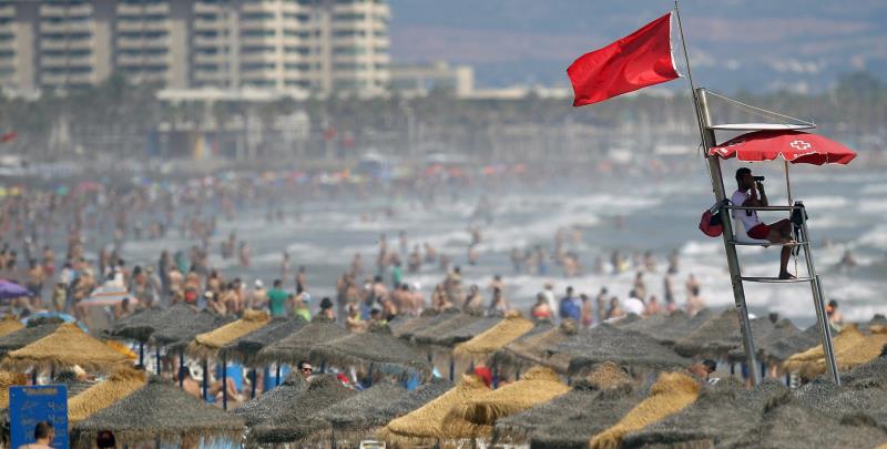 Imatge d'arxiu d'una platja de València amb bandera roja. / EFE