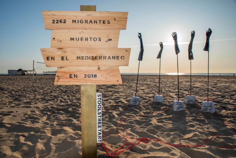 Imatge facilitada per Stool Street Arts de la intervenció a la platja de la Patacona en memòria dels migrants ofegats al Mediterrani.