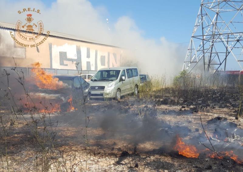 El solar on s'ha iniciat el foc estava abandonat. / EFE