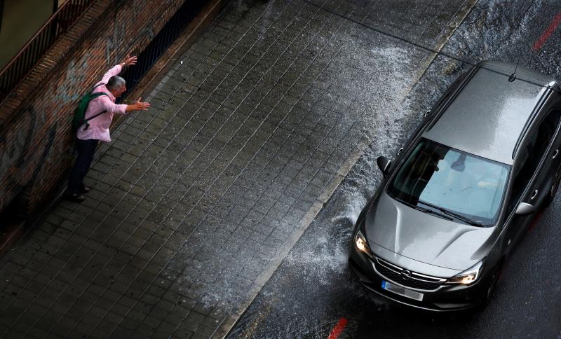 El 112 ha rebut un total de 536 telefonades relatives a 343 incidents relacionats amb aquest episodi de DANA. / EFE