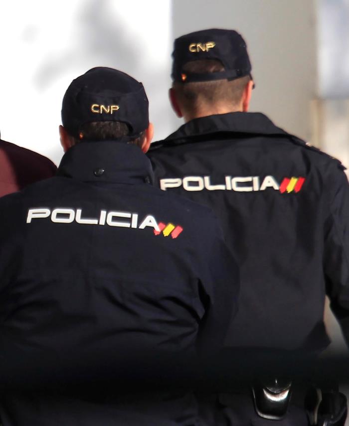 Els agents, després de realitzar les gestions oportunes, van detindre l'home, de 70 anys i sense antecedents policials, com a presumpte autor d'un delicte d'abús sexual i detenció il·legal. Imatge d'arxiu. / EFE