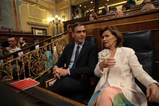 El president i vicepresidenta espanyols en funcions, Pedro Sánchez i Carmen Calvo, el 23 de juliol en el debat d'investidura. / JUAN CARLOS ROJAS, ACN