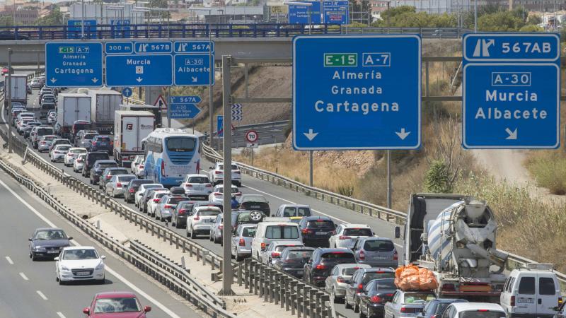 La DGT preveu 3,2 milions de desplaçaments per carreteres valencianes durant el pont . Imatge d'arxiu. / EFE