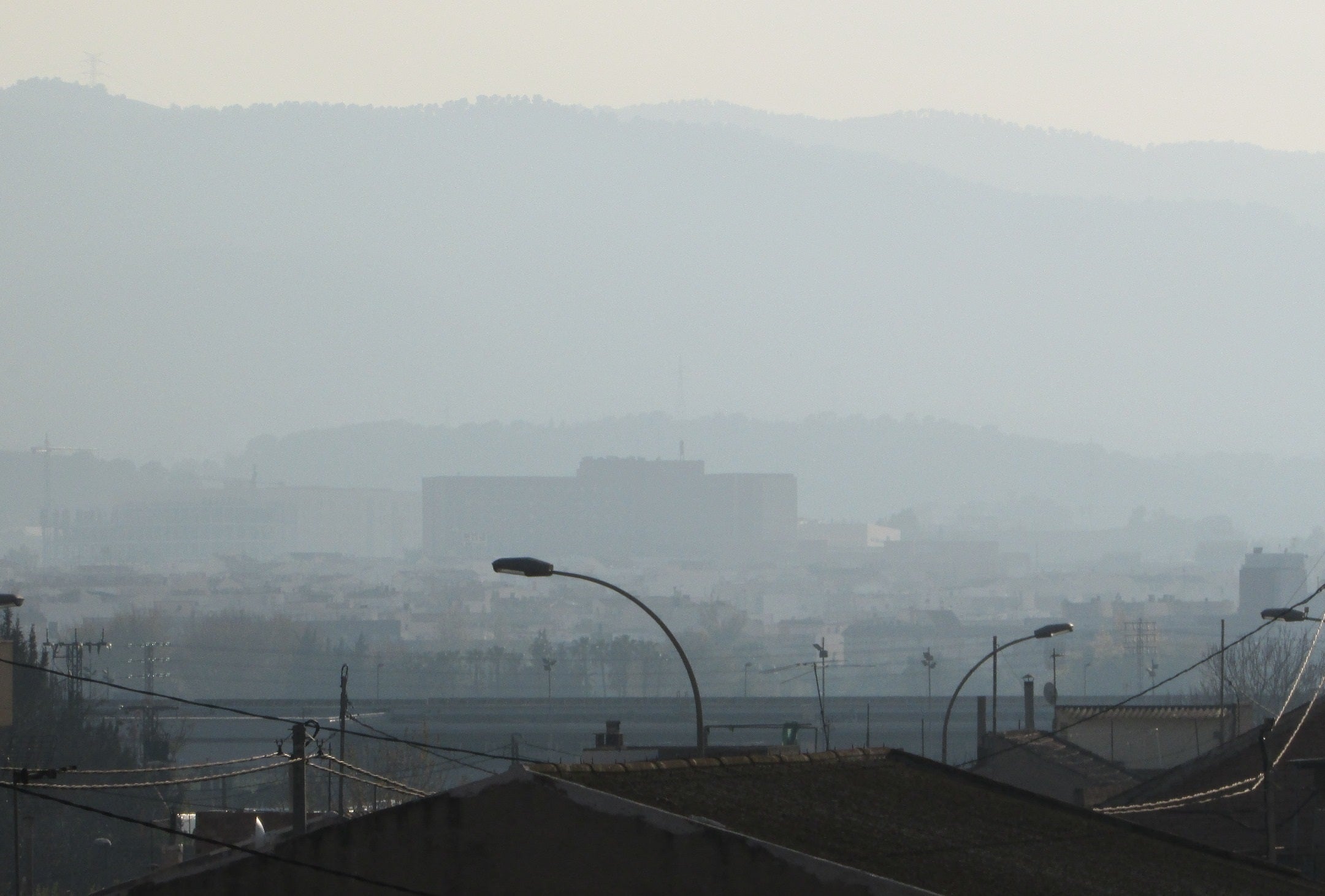 En alguns camps no es pot intervindre en el sistema per a establir conclusions causals, siga per qüestions pràctiques, ètiques o per ambdues. Per exemple, no es planteja contaminar més el planeta per a conéixer el grau en què les emissions de CO2 causen un augment de la temperatura. Imatge d'arxiu. 