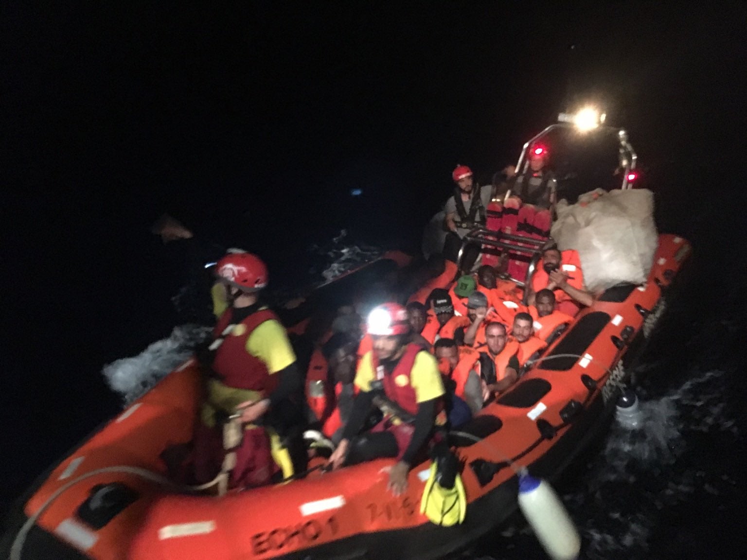 Les 39 persones rescatades se sumen a les 121 que naveguen des de fa més d'una setmana a l'espera d'un port segur. / ÓSCAR CAMPS OPEN ARMS