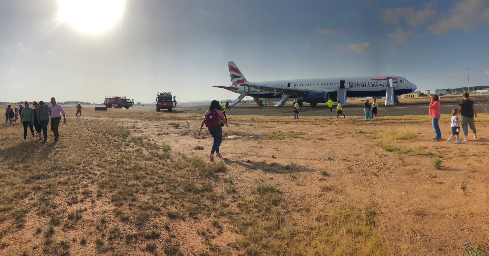 L'incident s'ha comunicat a la torre de control i fins al lloc s'han desplaçat efectius de bombers. / TWITTER @LUCYAABROWN