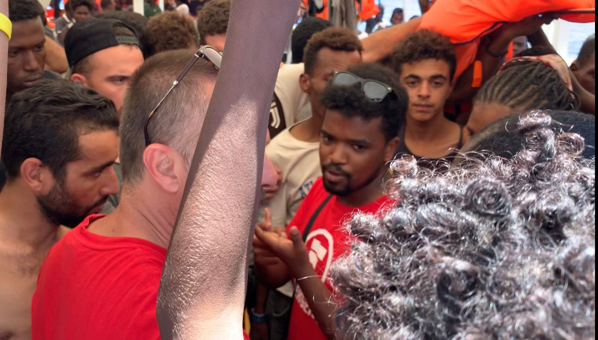 Els psicòlegs han avaluat la salut dels migrants a bord de l'Open Arms i en demanen el desembarcament immediat per 'evitar un agreujament del ja precari estat psicològic' dels ocupants. / TWITTER ÒSCAR CAMPS