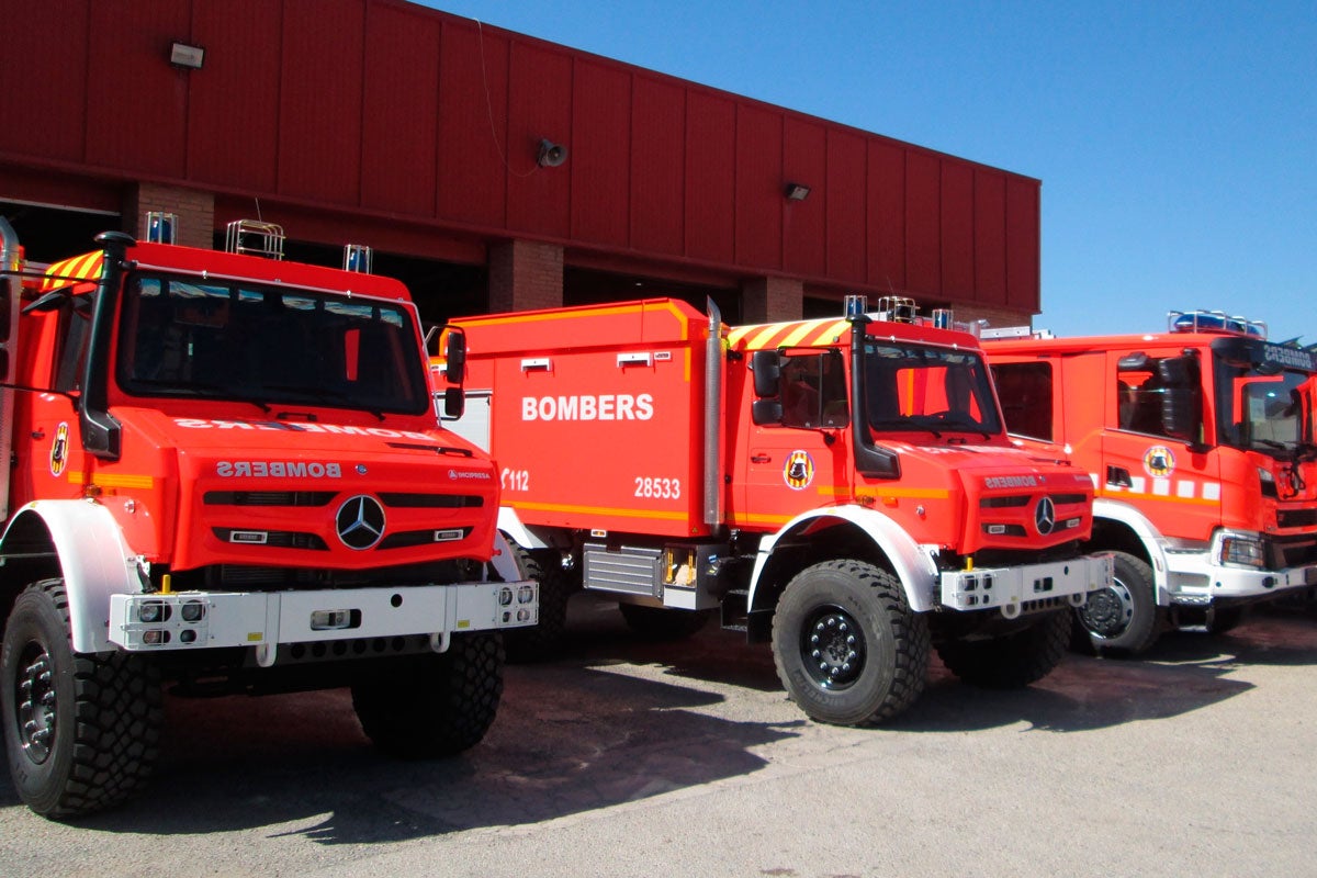 Efectius de bombers treballen aquest dissabte en l'extinció d'un incendi forestal declarat en una zona de canyes al Camí el Pansero de Carlet. Imatge d'arxiu. / CONSORCI PROVINCIAL DE BOMBERS