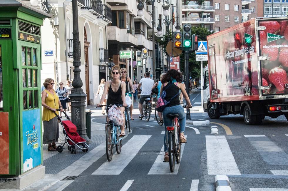 Giuseppe Grezzi assegura que aquestes dues intervencions, junt amb les que van tenir lloc al carrer de Russafa, permeten millorar la qualitat del servici de l'EMT i del carril bici. / AJUNTAMENT DE VALÈNCIA