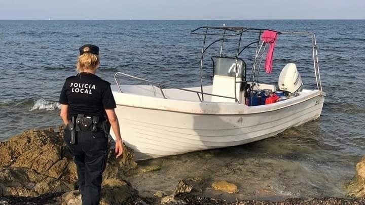 L'embarcació, de vora sis metres d'eslora, va arribar al litoral il·licità cap a les 18.40 hores d'aquest diumenge. En ella viatjaven, pel que sembla, entre huit i dotze persones. / AJUNTAMENT D'ELX