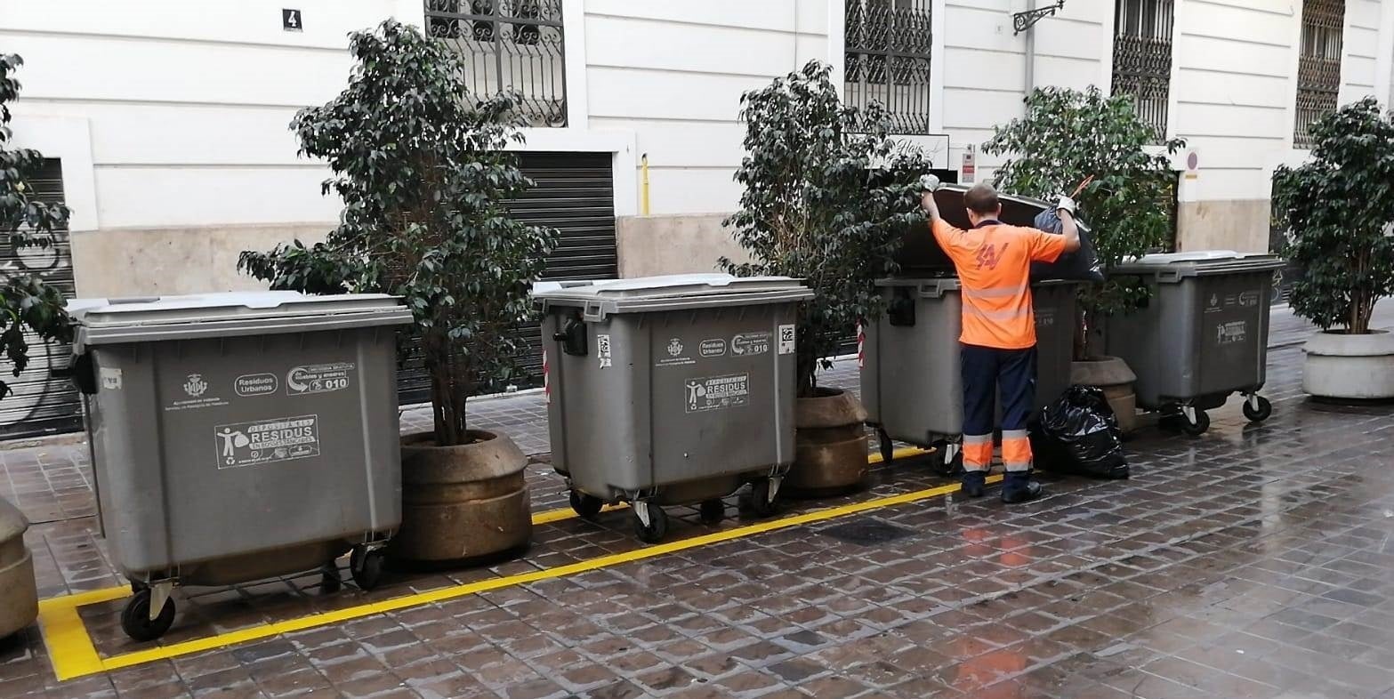 Ciutat Vella compta amb un reforç d'un total de 50 contenidors de càrrega posterior d'un miler de litres. / AJUNTAMENT DE VALÈNCIA