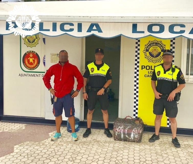 L'objecte va ser albirat pels socorristes i recuperat per la Policia Local. / PL CASTELLÓ