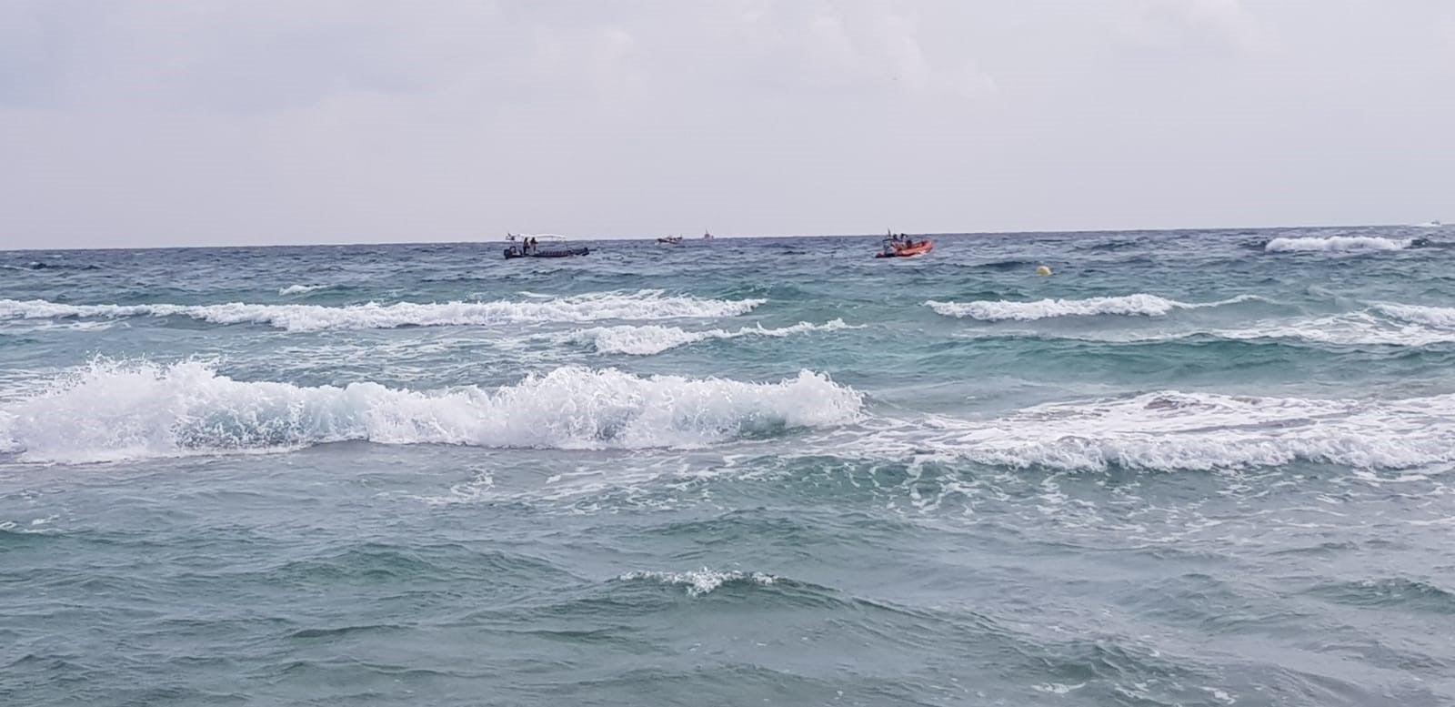 Embarcacions de Salvament Marítim han participat en els treballs de cerca del pilot de l'avió accidentat. / JESÚS MARTÍNEZ / EUROPA PRESS