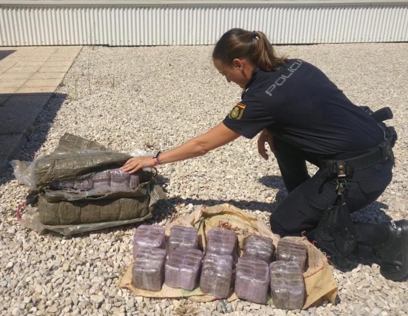 L'empleat ha trobat l'embalum quan estava treballant cap a les 5.30 hores i ha avisat la Policia Nacional, que s'ha fet càrrec del paquet. / EFE