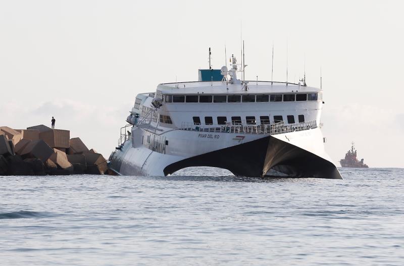 L'embarcació Pinar del Río es va encallar a les 23.20 hores d'aquest divendres en l'escullera quan es dirigia cap al port de Dénia. / EFE