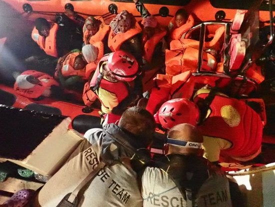 El vaixell de l'ONG Proactiva Open Arms porta a bord 124 persones rescatades al mar Mediterrani, segons ha explicat l'entitat al seu compte de Twitter. / PROACTIVA OPEN ARMS