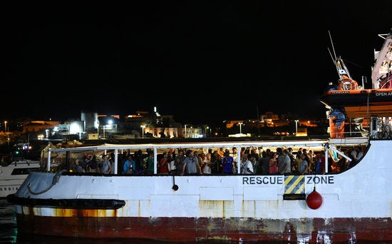 El vaixell Open Armsn està al port sicilià de Porto Empedocle des del passat dimecres. / REUTER